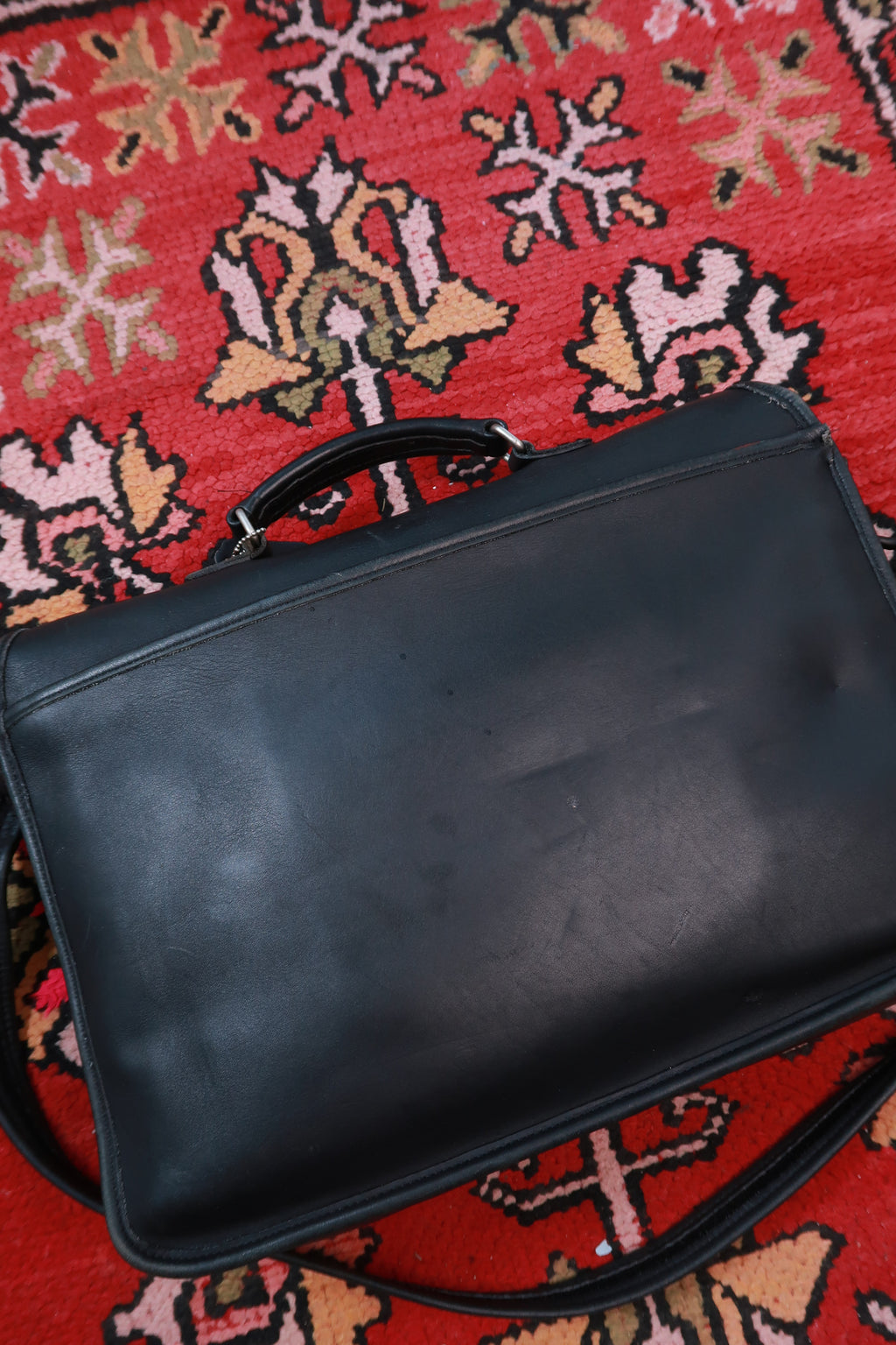 Vintage Coach Metropolitan leather shoulder messenger bag in classic style, featuring a sleek design and durable leather construction.