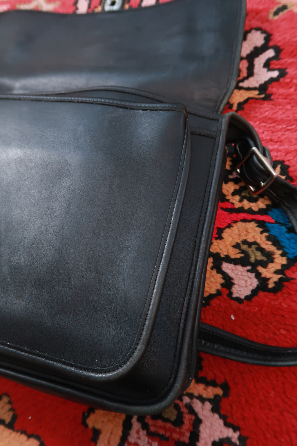 Vintage Coach Metropolitan leather shoulder messenger bag with adjustable strap and classic design, by Elektra Vintage.