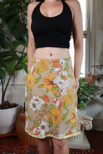 Load image into Gallery viewer, Beige floral print A-line midi skirt from Elektra Vintage, 2000s vintage style with a flowy silhouette and classic design.
