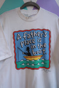 Vintage 2000s A Father’s Place Is in the Boat Fishing Graphic T-Shirt White Dad Humor Tee