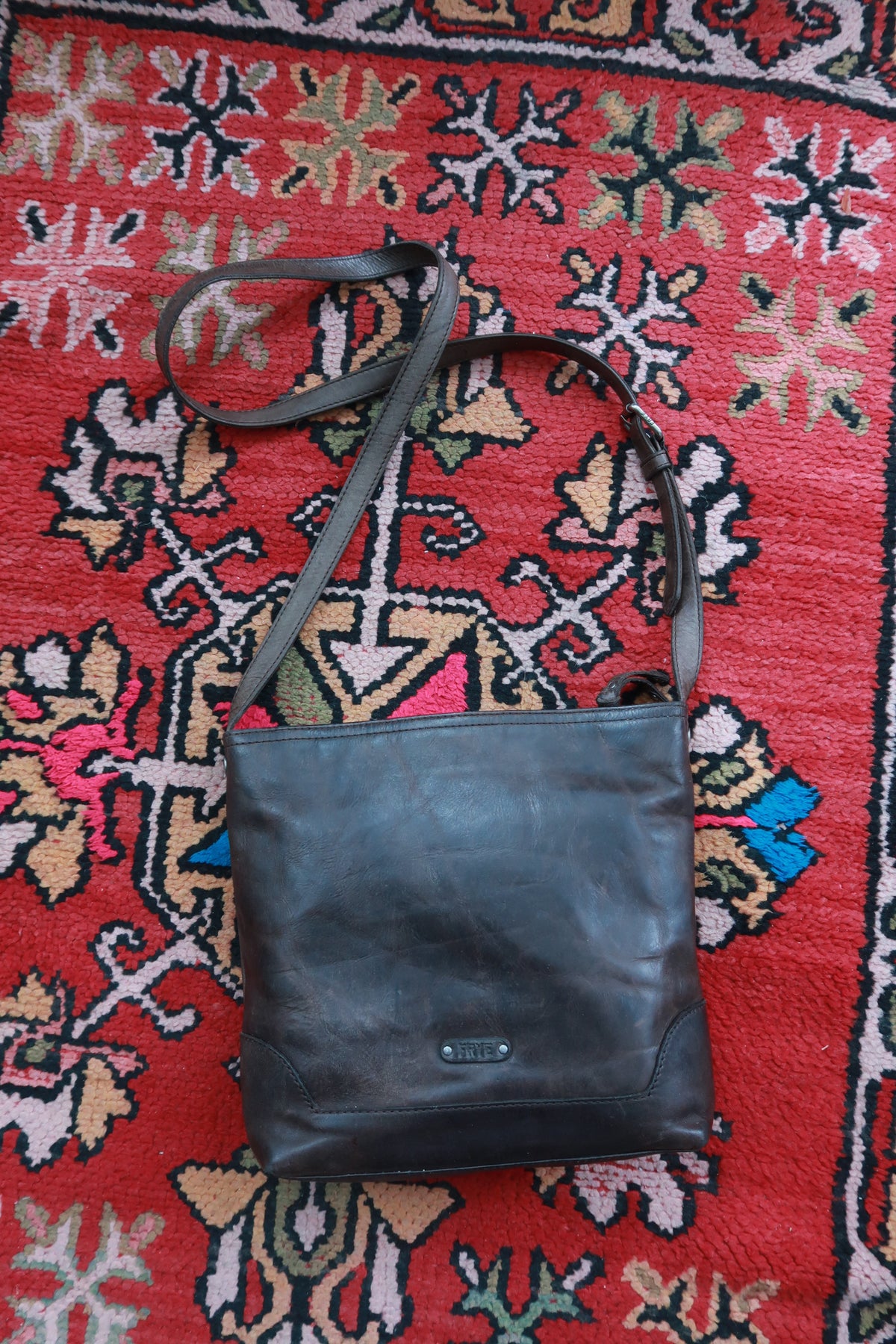 Vintage Frye dark brown genuine leather crossbody shoulder bag with adjustable strap and classic design, by Elektra Vintage.