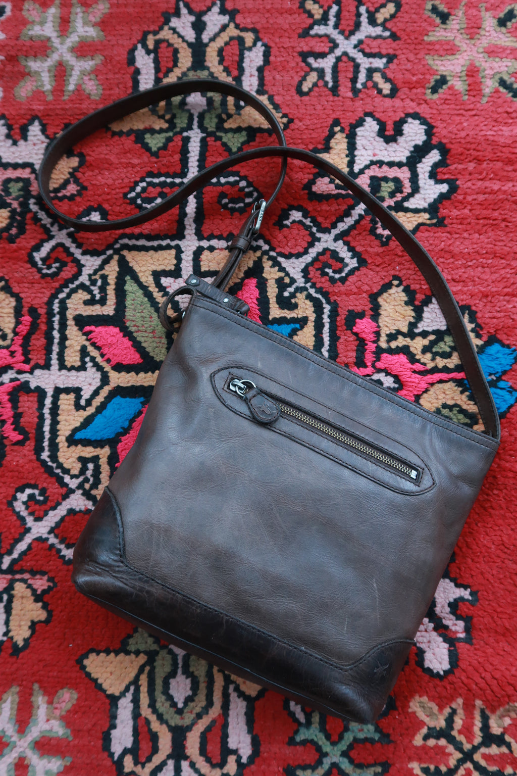 Vintage Frye dark brown genuine leather crossbody shoulder bag with adjustable strap and classic design by Elektra Vintage.