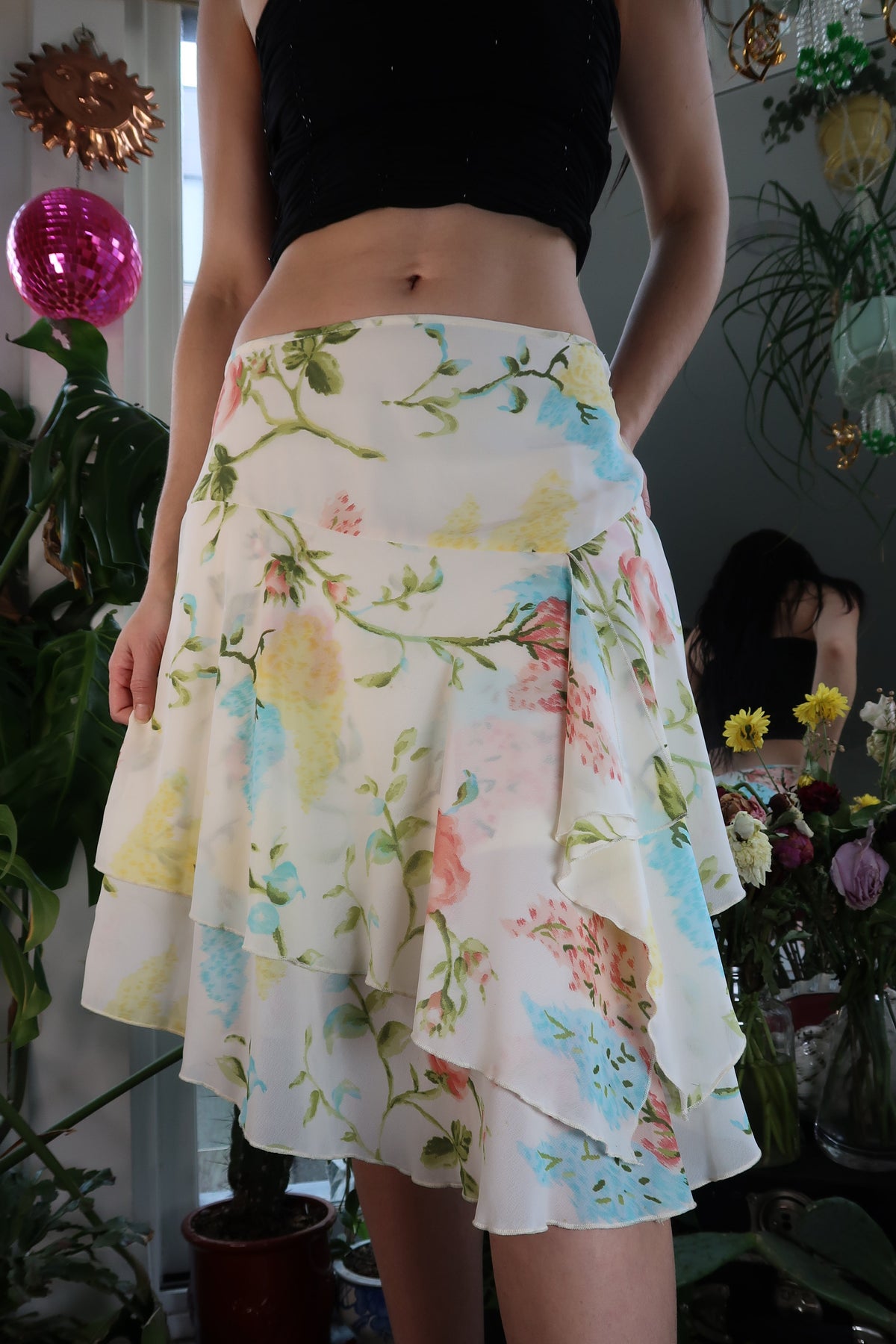 Vintage 2000s White and Floral Mid-rise Flounced Ruffle Skirt - Elektra Vintage