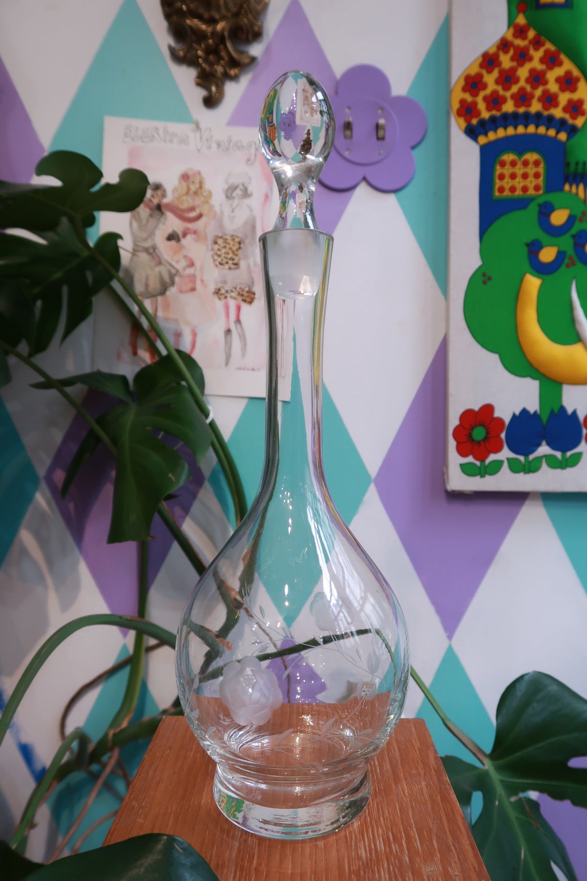 Vintage etched glass decanter with floral cut design and stopper, elegant barware bottle by Elektra Vintage.