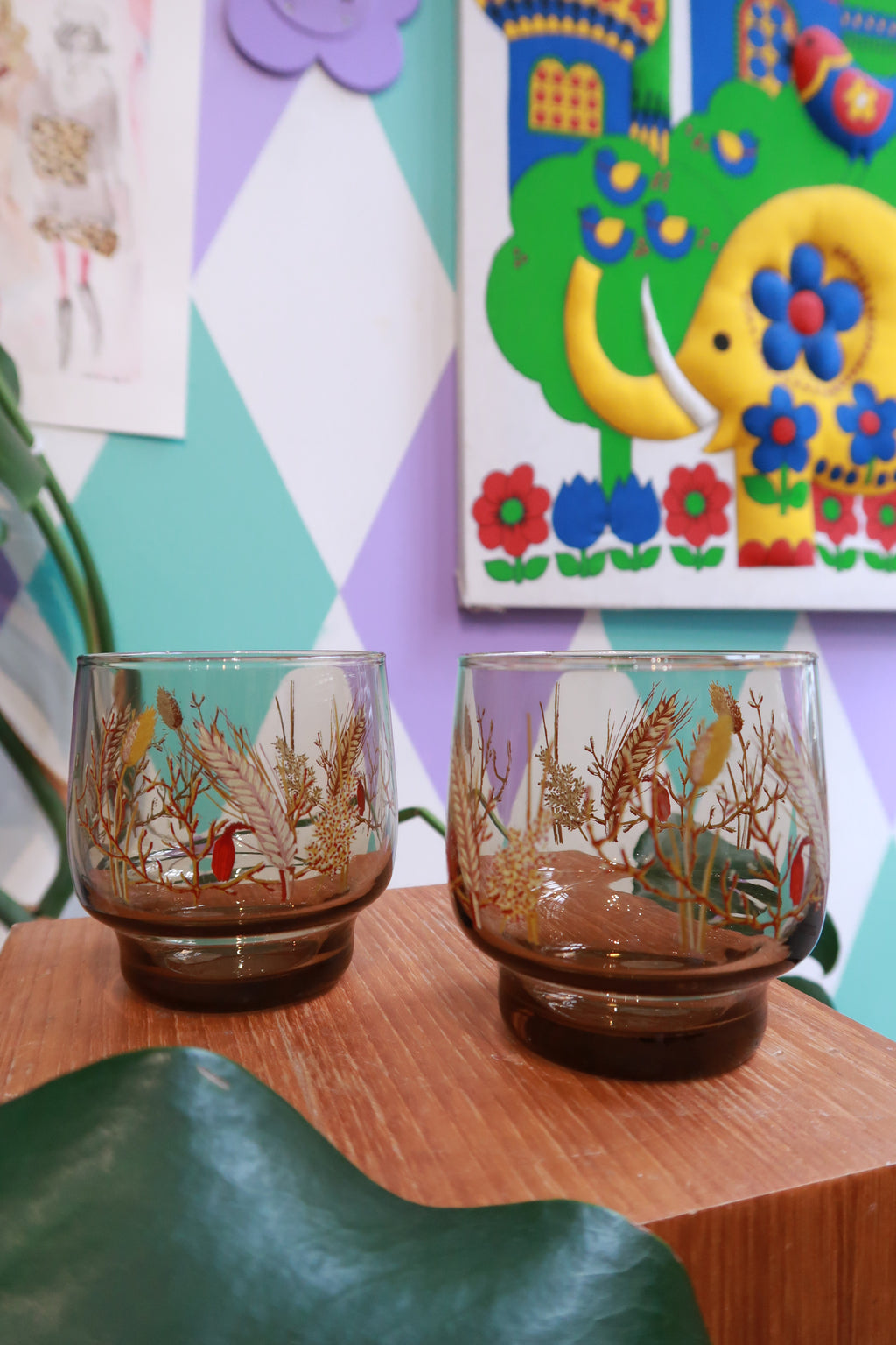 Vintage amber glass tumblers with wheat botanical print, featuring retro nature motif drinking glasses by Elektra Vintage.