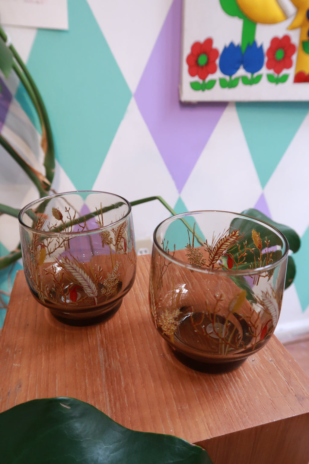 Vintage amber glass tumblers with wheat botanical print by Elektra Vintage, featuring retro nature motif drinking glasses.