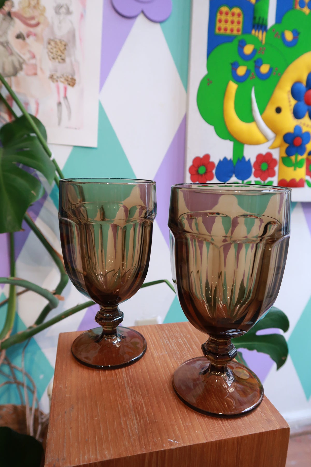 Vintage Smoke Brown pressed glass goblets with faceted design, retro style drinking glasses by Elektra Vintage.