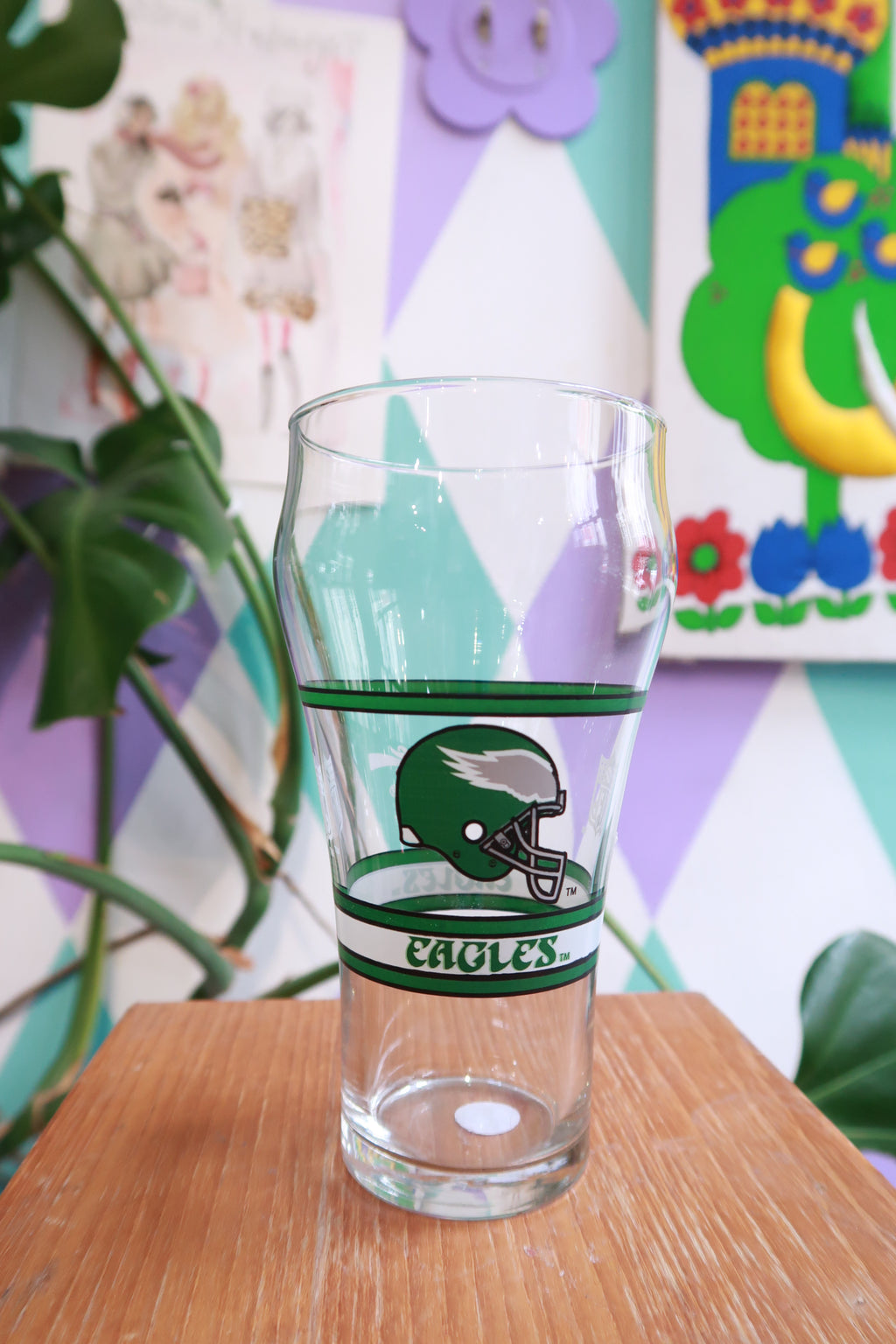 Vintage Philadelphia Eagles NFL pint glass featuring football helmet logo, perfect for Eagles fans and collectors.