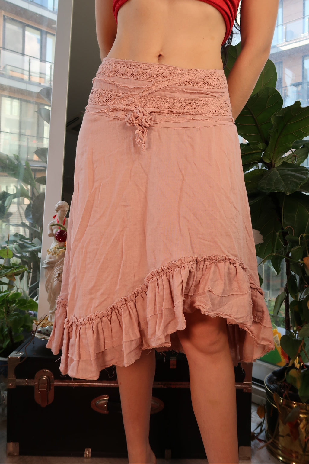 Vintage Y2K dusty rose boho skirt with ruffle hem and crochet waist, stylish Elektra Vintage skirt for a bohemian look.