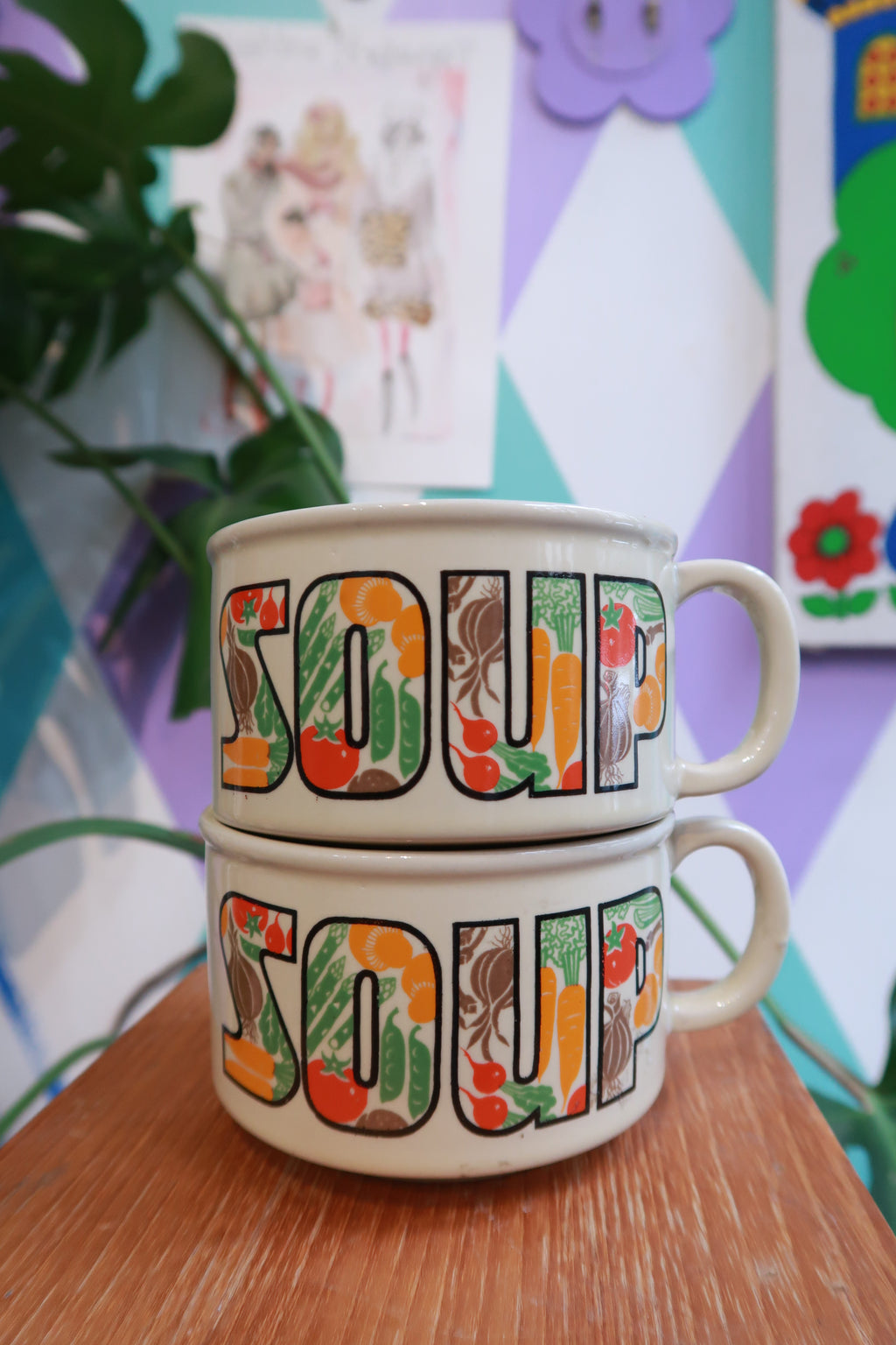 Vintage Elektra Vintage vegetable graphic soup mug set with handles, retro design, featuring colorful vegetable illustrations.