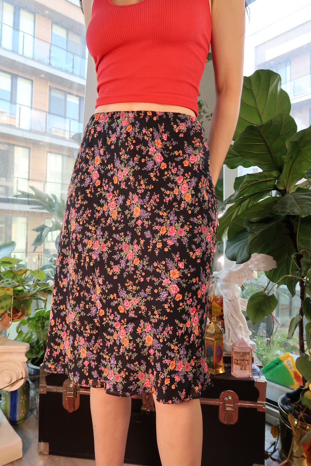 Vintage 90s black floral midi skirt by Elektra Vintage, showcasing a flowing design and vibrant floral patterns.