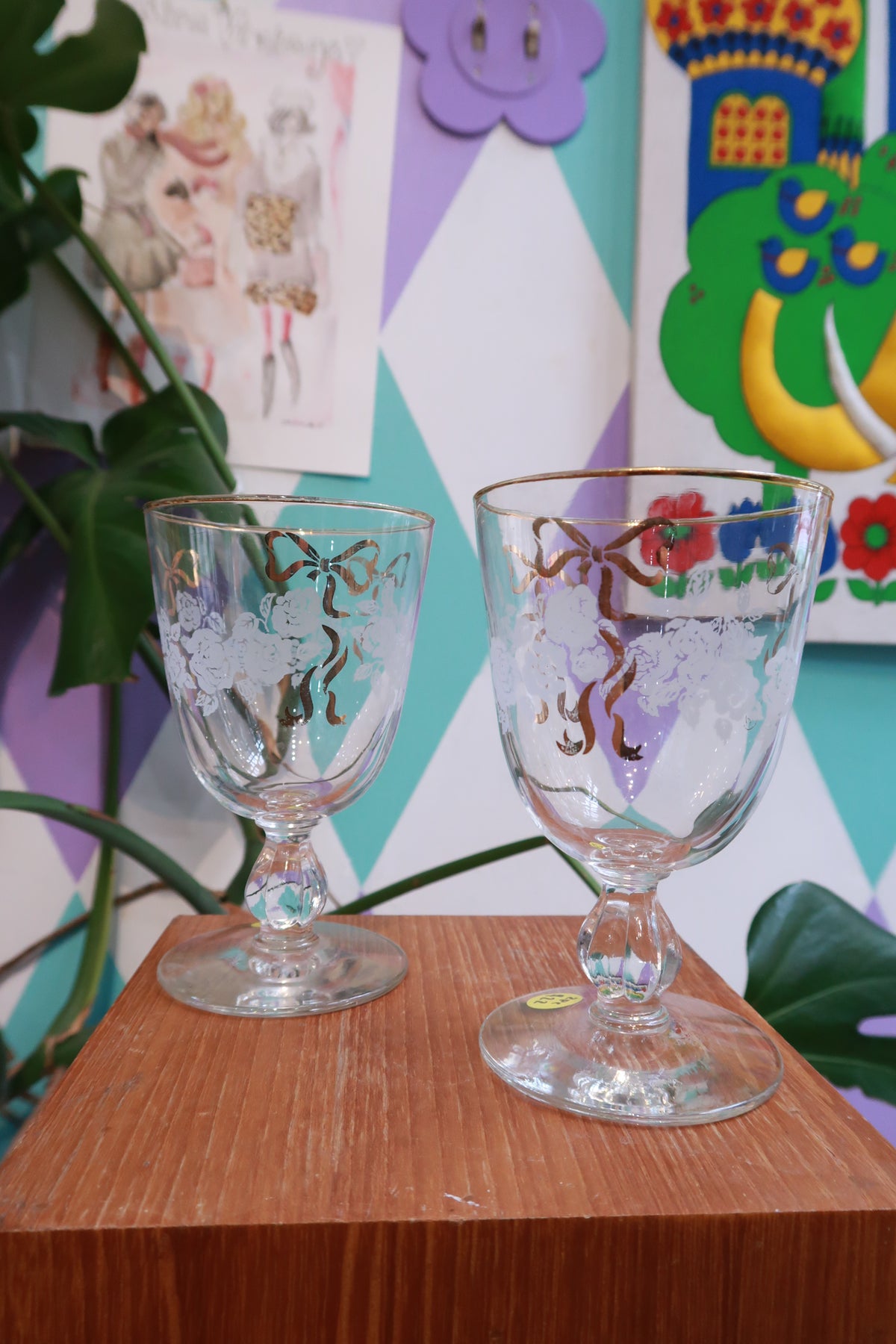 Set of vintage etched floral wine glasses with gold bow trim by Elektra Vintage, featuring retro stemmed goblet design.