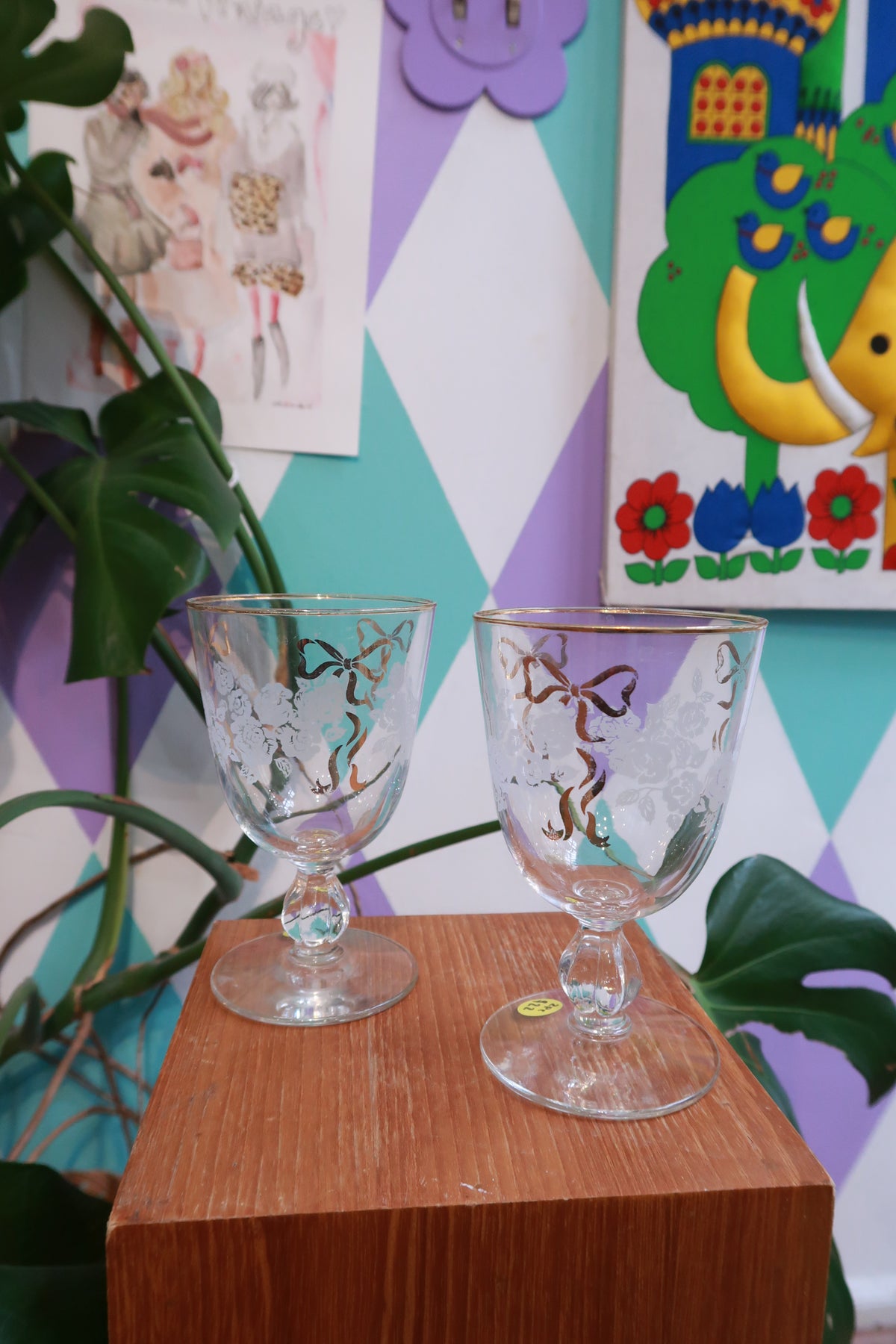 Set of vintage etched floral wine glasses with gold bow trim by Elektra Vintage, featuring retro stemmed design and elegant details.