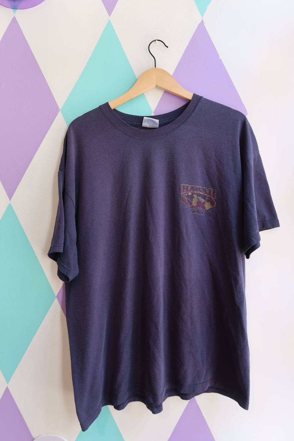 Vintage purple faded Hawaii graphic T-shirt by Elektra Vintage, featuring tropical island design and relaxed fit.