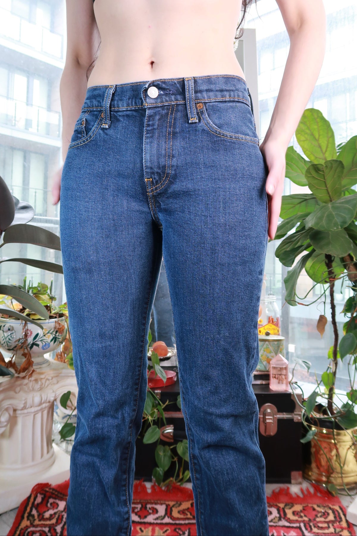 Dark wash Levi’s vintage 2000s straight leg jeans for women, mid-rise denim by Elektra Vintage, showcasing classic Y2K style.