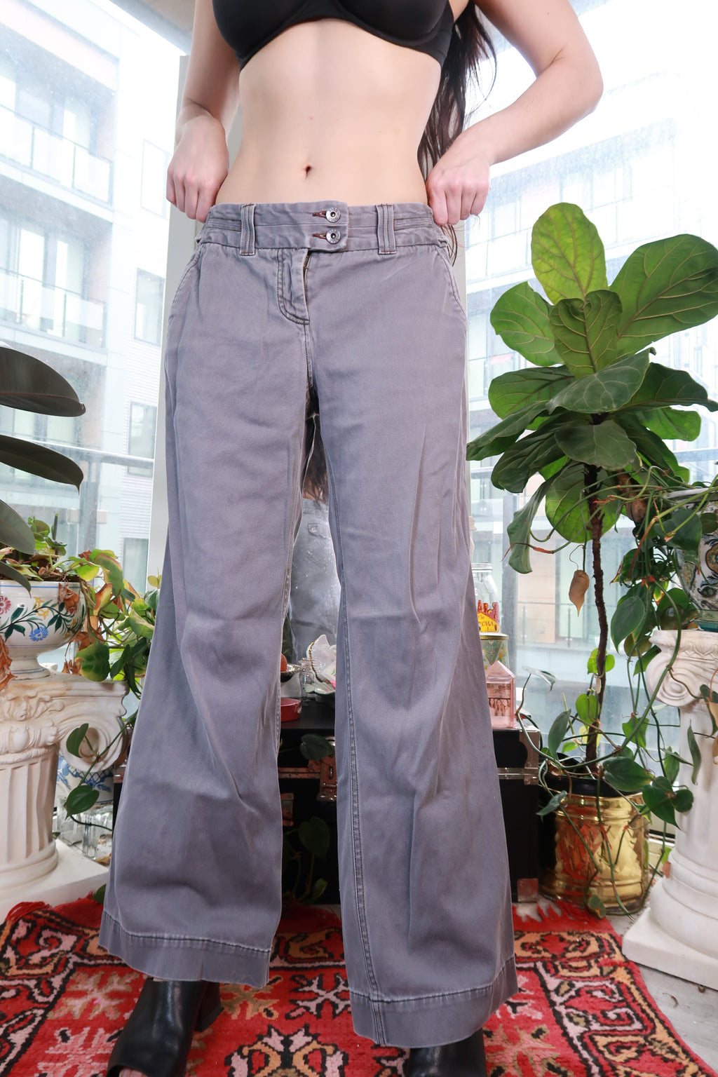 Gray wide-leg women's pants with low-rise waist and double button detail, vintage 2000s Y2K style by Elektra Vintage.