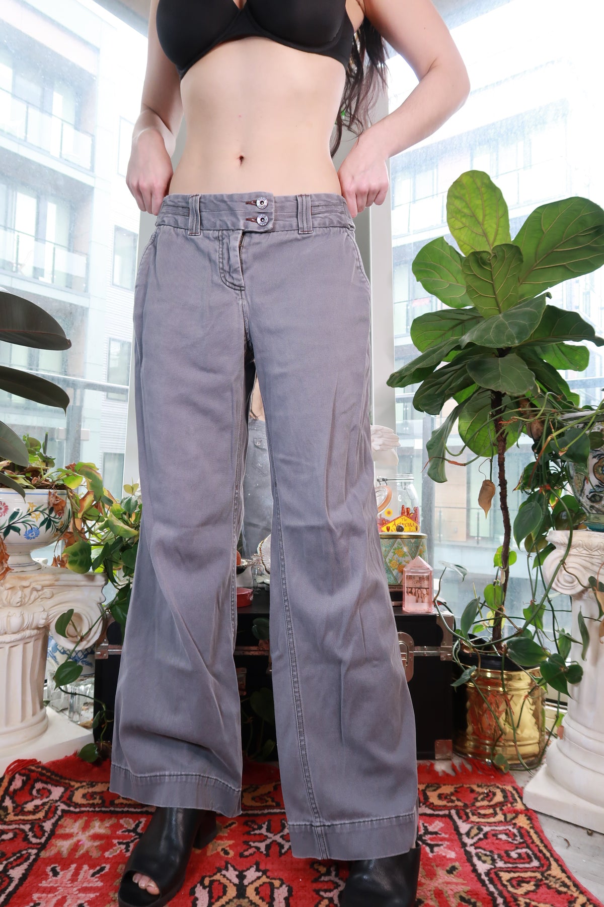 Gray vintage 2000s wide leg pants by Elektra Vintage, low rise trousers with double button waist, Y2K style for women.