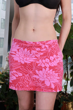 Load image into Gallery viewer, Pink floral mini skirt by Elektra Vintage, vintage 2000s Y2K low-rise bodycon skirt with floral pattern and fitted style.
