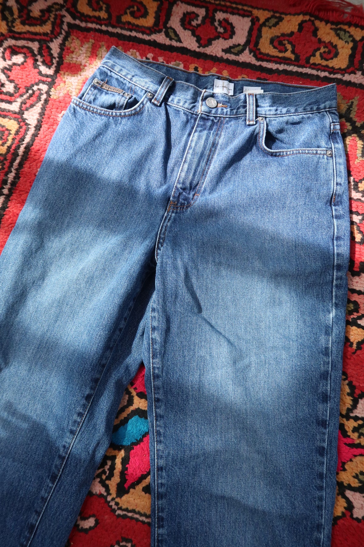 Men's vintage Calvin Klein straight leg jeans from Elektra Vintage, showing classic denim with a straight fit and retro style.