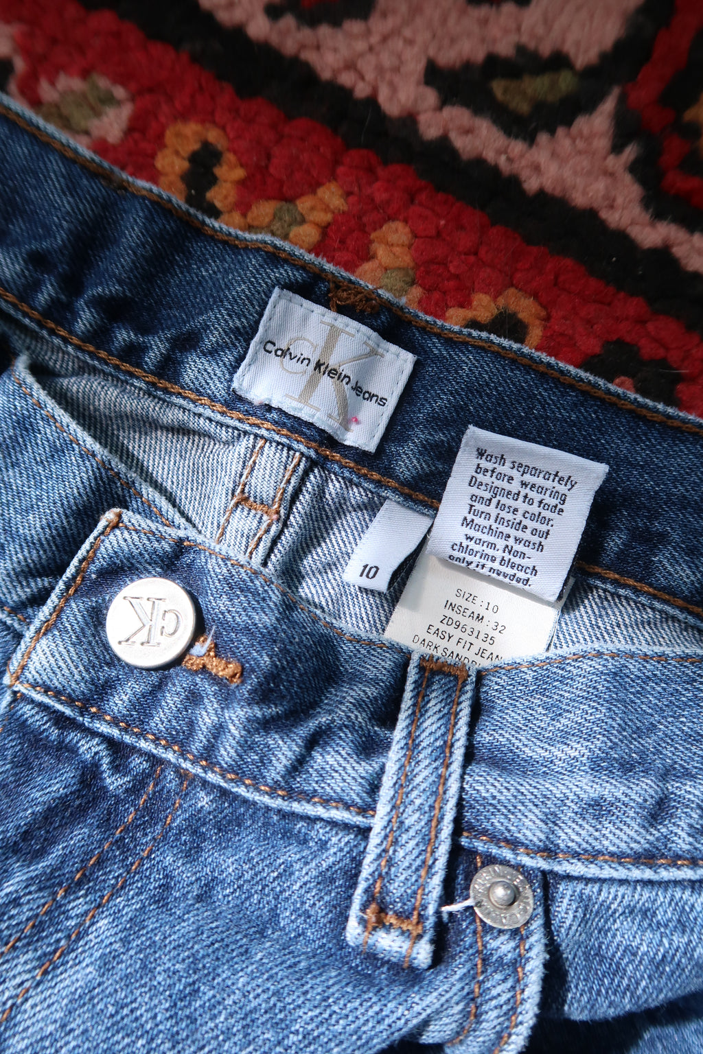 Vintage Calvin Klein men's straight leg jeans from Elektra Vintage, showcasing classic denim with a timeless fit.