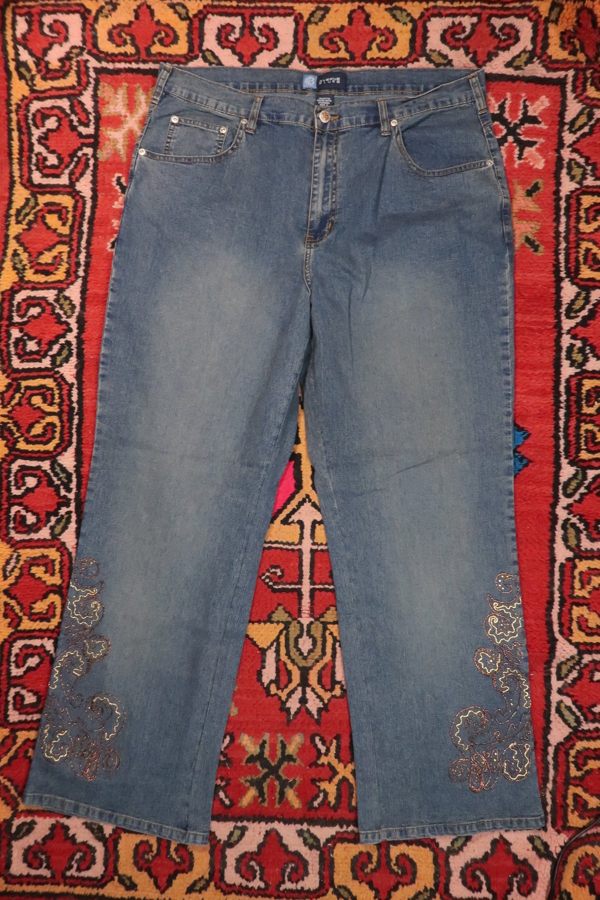 Vintage 2000s Y2K embroidered flare jeans for women by Elektra Vintage, featuring colorful embroidery and classic high-waisted style.