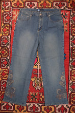 Load image into Gallery viewer, Vintage 2000s Y2K Embroidered Flare Jeans
