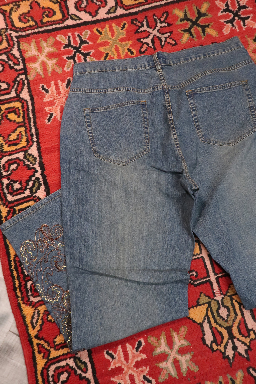 Women's vintage 2000s Y2K embroidered flare jeans by Elektra Vintage, featuring colorful embroidery and classic high-waisted style.