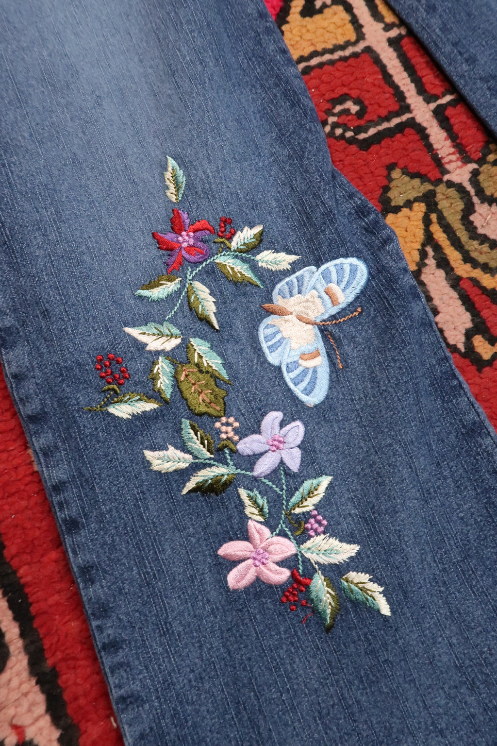 Elektra Vintage women's denim jeans with butterfly embroidery from the 2000s, featuring a classic vintage style and embroidered details.