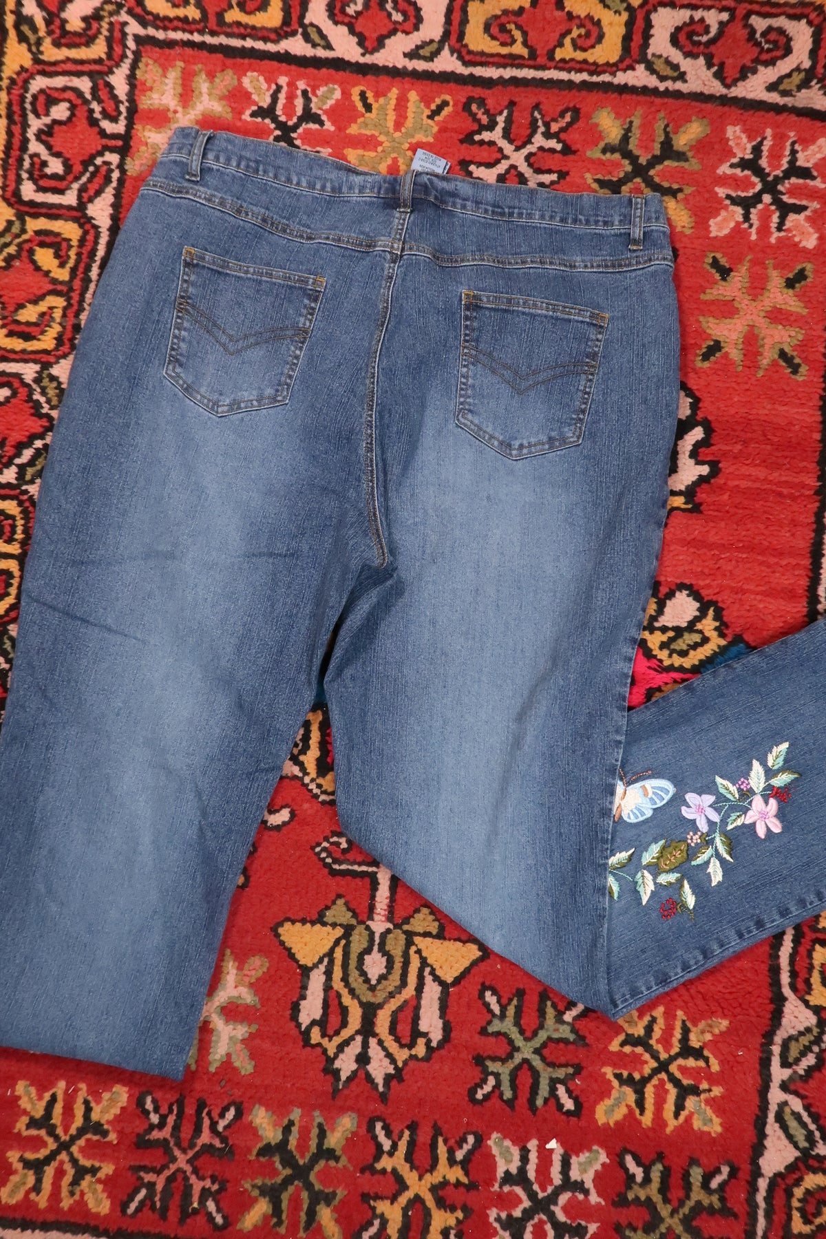 Women's vintage denim jeans with butterfly embroidery from the 2000s by Elektra Vintage, featuring classic 2000s style.