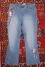 Load image into Gallery viewer, Vintage 2000s Floral Appliqué Embellished Jeans
