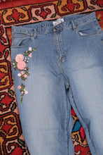 Load image into Gallery viewer, Vintage 2000s Floral Appliqué Embellished Jeans

