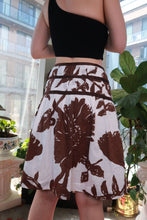 Load image into Gallery viewer, Elektra Vintage women's brown floral Y2K pleated A-line mini skirt from the 2000s, featuring a vintage 2000s GAP-inspired design.
