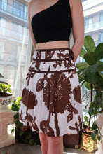 Load image into Gallery viewer, Elektra Vintage women's brown floral Y2K pleated A-line mini skirt from the 2000s, featuring a vintage 2000s GAP style.
