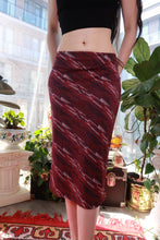 Load image into Gallery viewer, Vintage 2000s pink and purple micro print midi skirt by Elektra Vintage, featuring Y2K fitted op art dot design.
