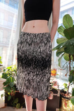 Load image into Gallery viewer, Vintage 2000s Black &amp; White Abstract Pleated Midi Skirt – Y2K Elastic Waist Textured Skirt
