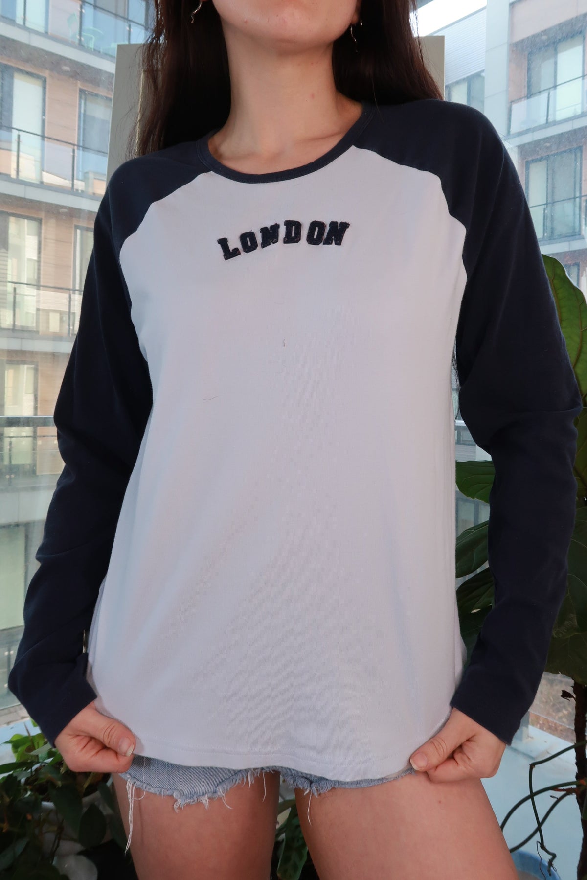 Vintage 2000s GAP “London” Raglan Long Sleeve Tee – Classic Y2K Graphic Top