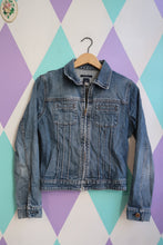 Load image into Gallery viewer, Vintage 1990s GAP Denim Jacket
