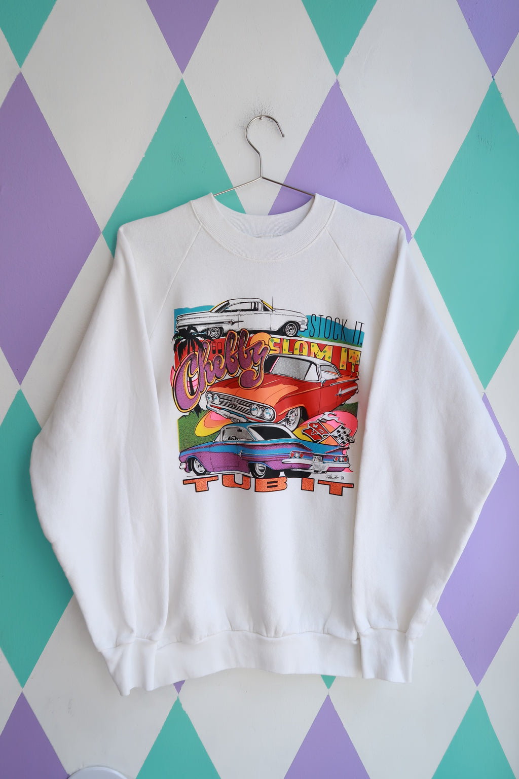 White vintage 1990s Chelly Slammin’ Tub It graphic crewneck sweatshirt for men by Elektra Vintage, featuring a classic car illustration.