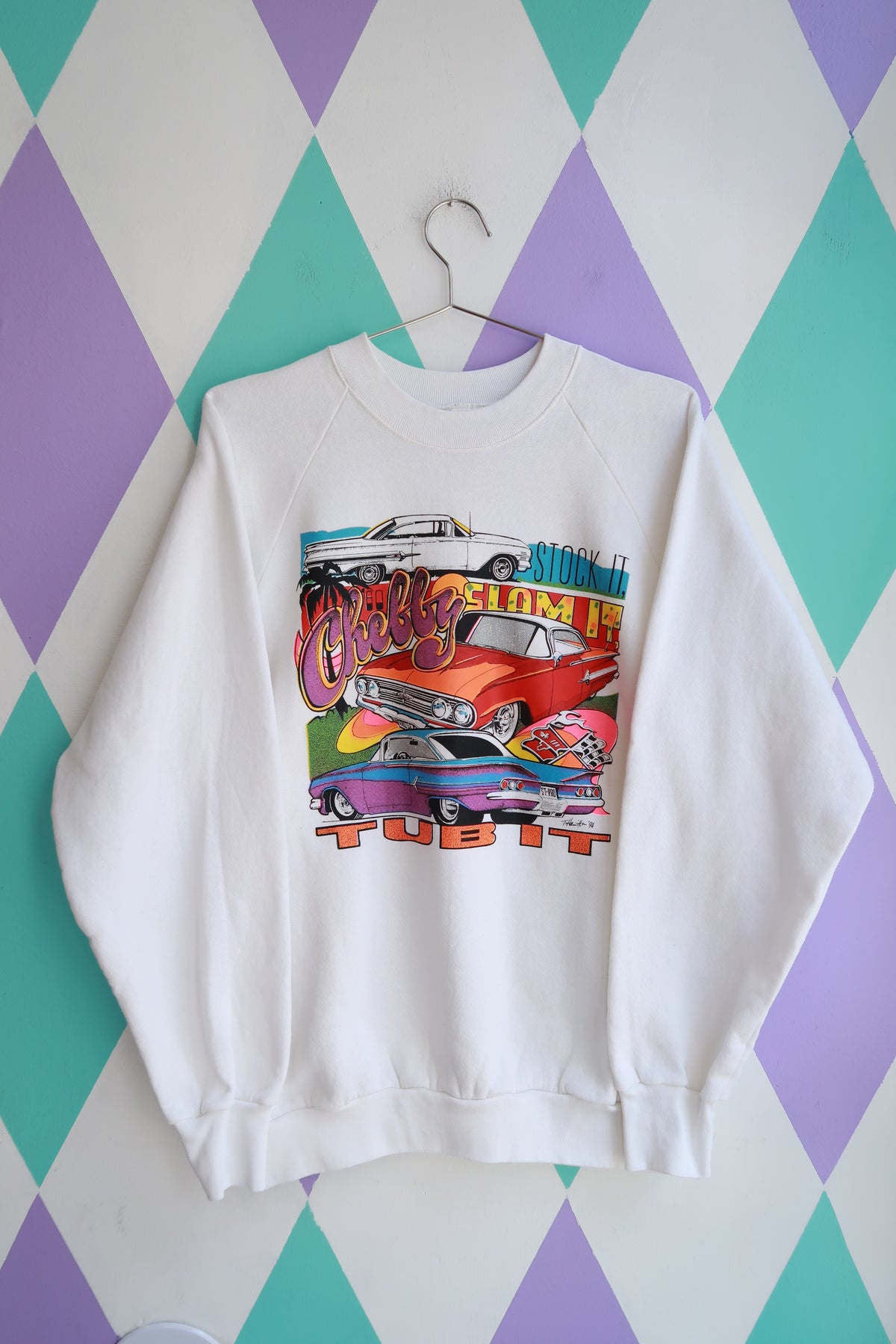 Vintage 1990s Chelly Slammin’ Tub It Graphic Crewneck Sweatshirt – White Classic Car Graphic