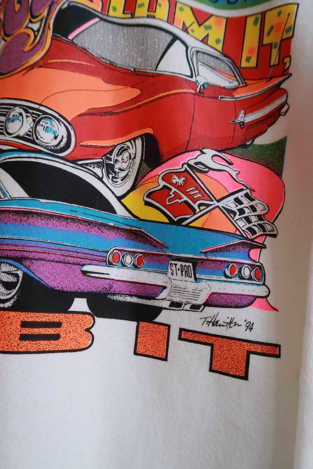 Men's vintage 1990s Chelly Slammin’ Tub It graphic crewneck sweatshirt by Elektra Vintage with white color and classic car design.