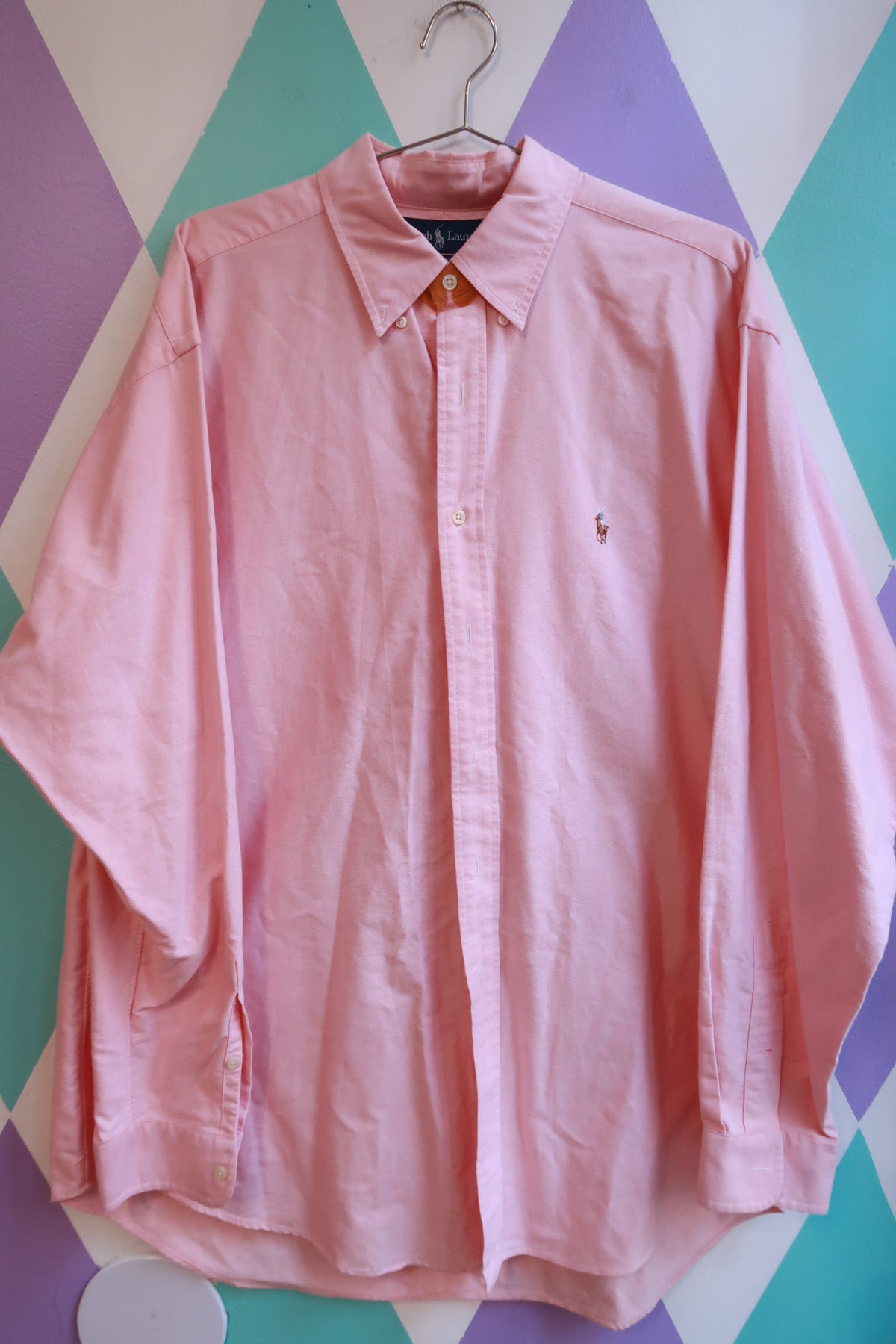Vintage men's pink cotton button-down Oxford shirt by Ralph Lauren, styled with a classic collar and long sleeves.
