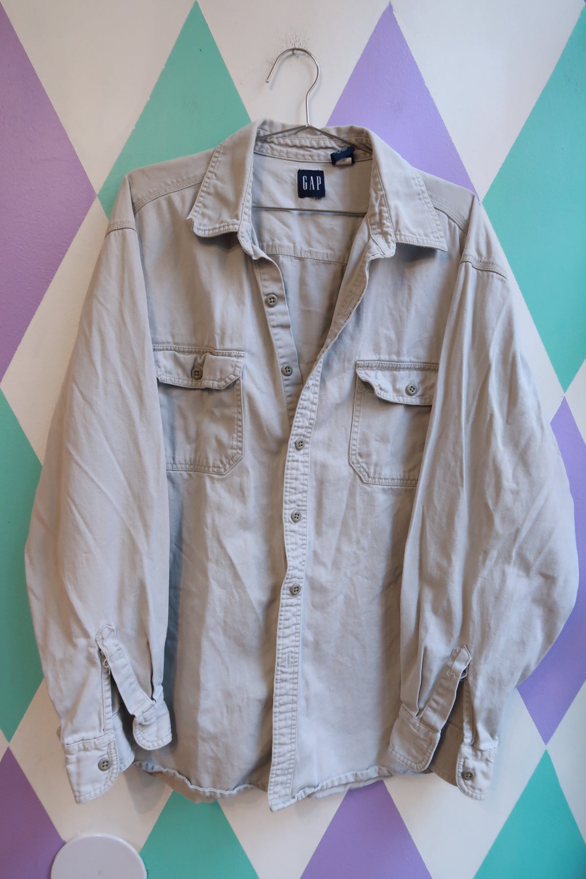 Elektra Vintage men's beige utility button-down shirt made of 100% cotton with front pockets and long sleeves.