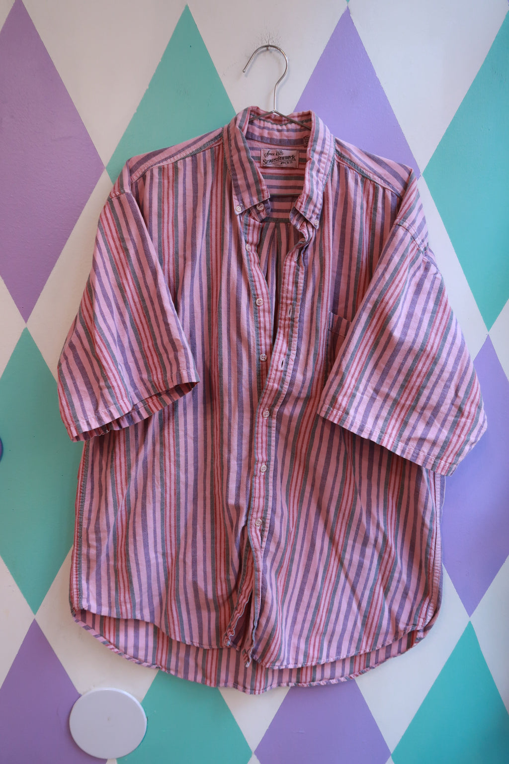 Elektra Vintage men's pink striped button-up shirt, vintage men's top with a classic collar and long sleeves, casual style.