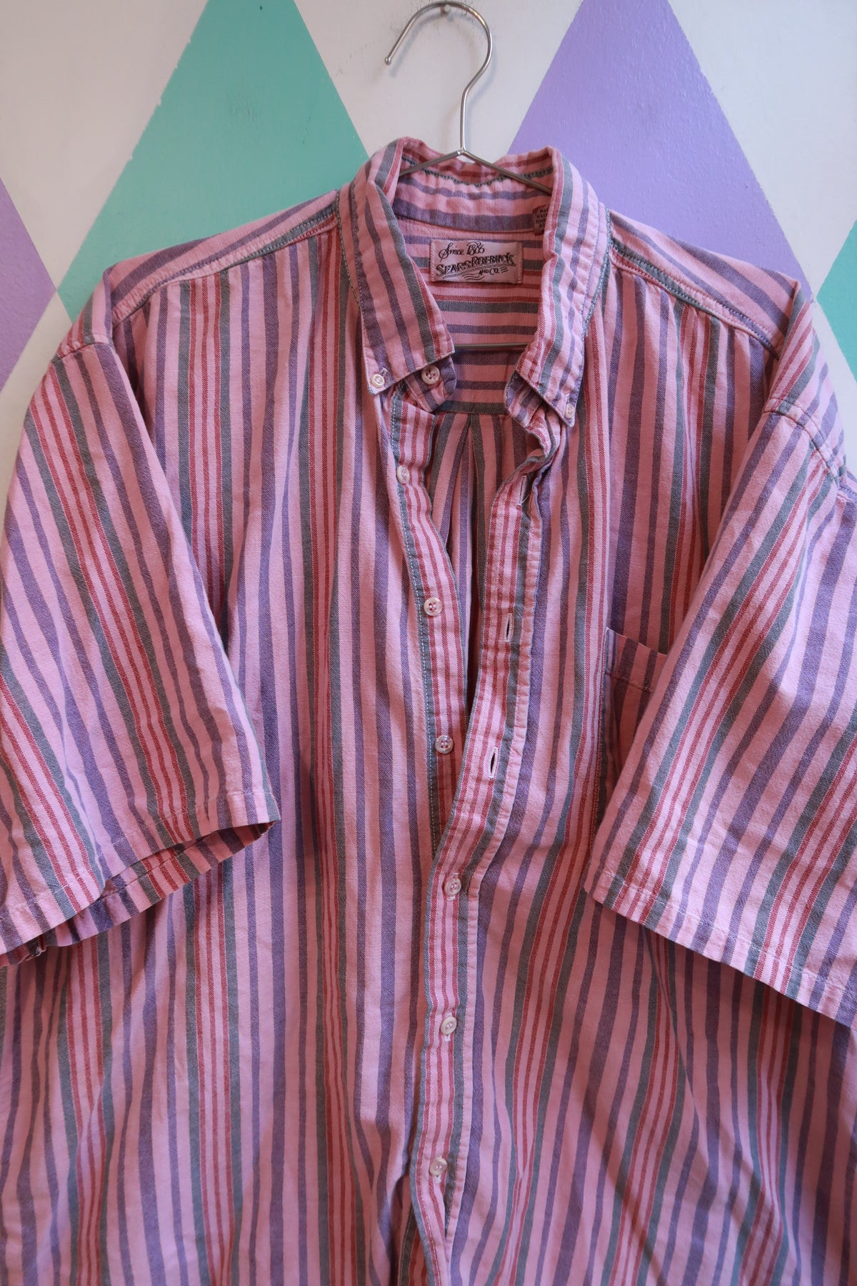 Elektra Vintage men's pink striped button-up shirt, vintage style men's top with classic collar and long sleeves.