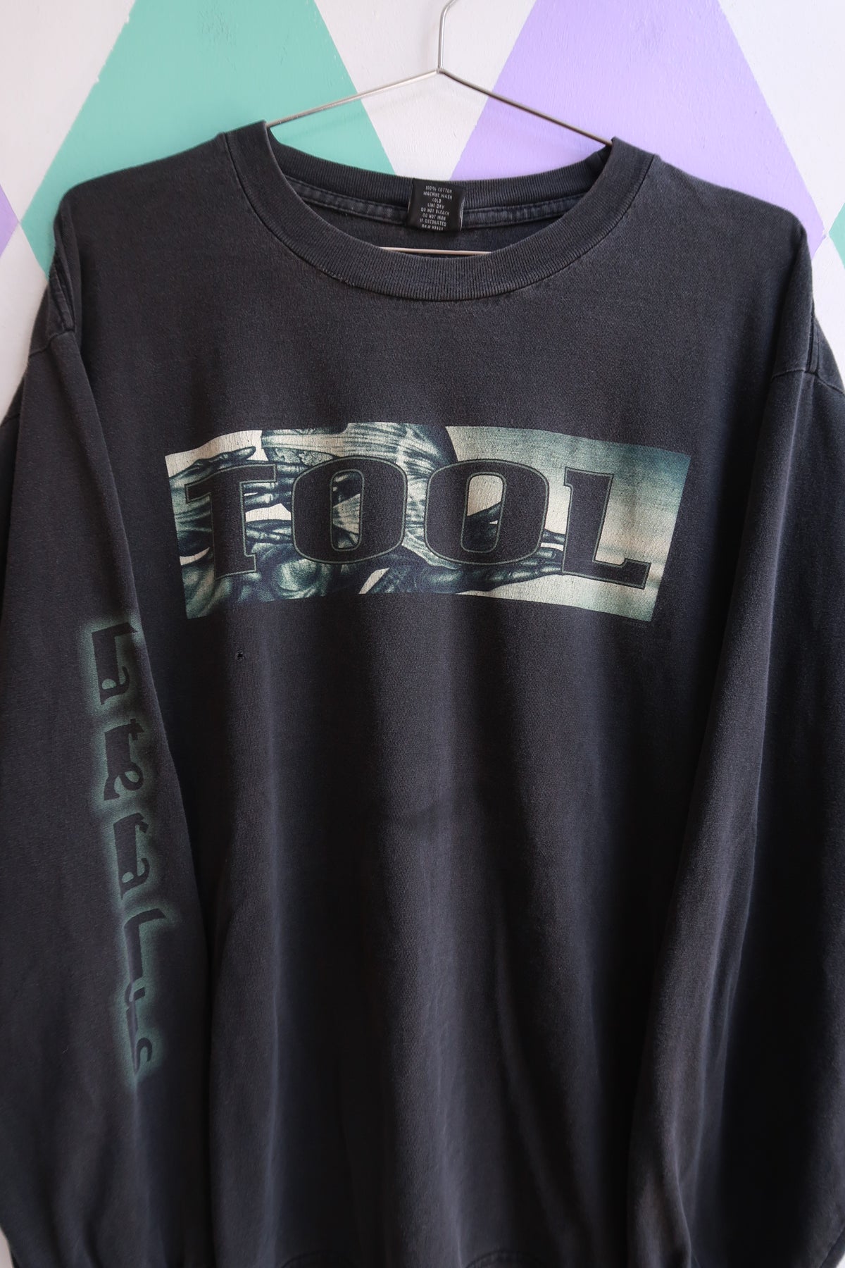 Men's vintage 2000s Elektra Vintage long sleeve graphic T-shirt with tool band design, casual style and retro vibe.
