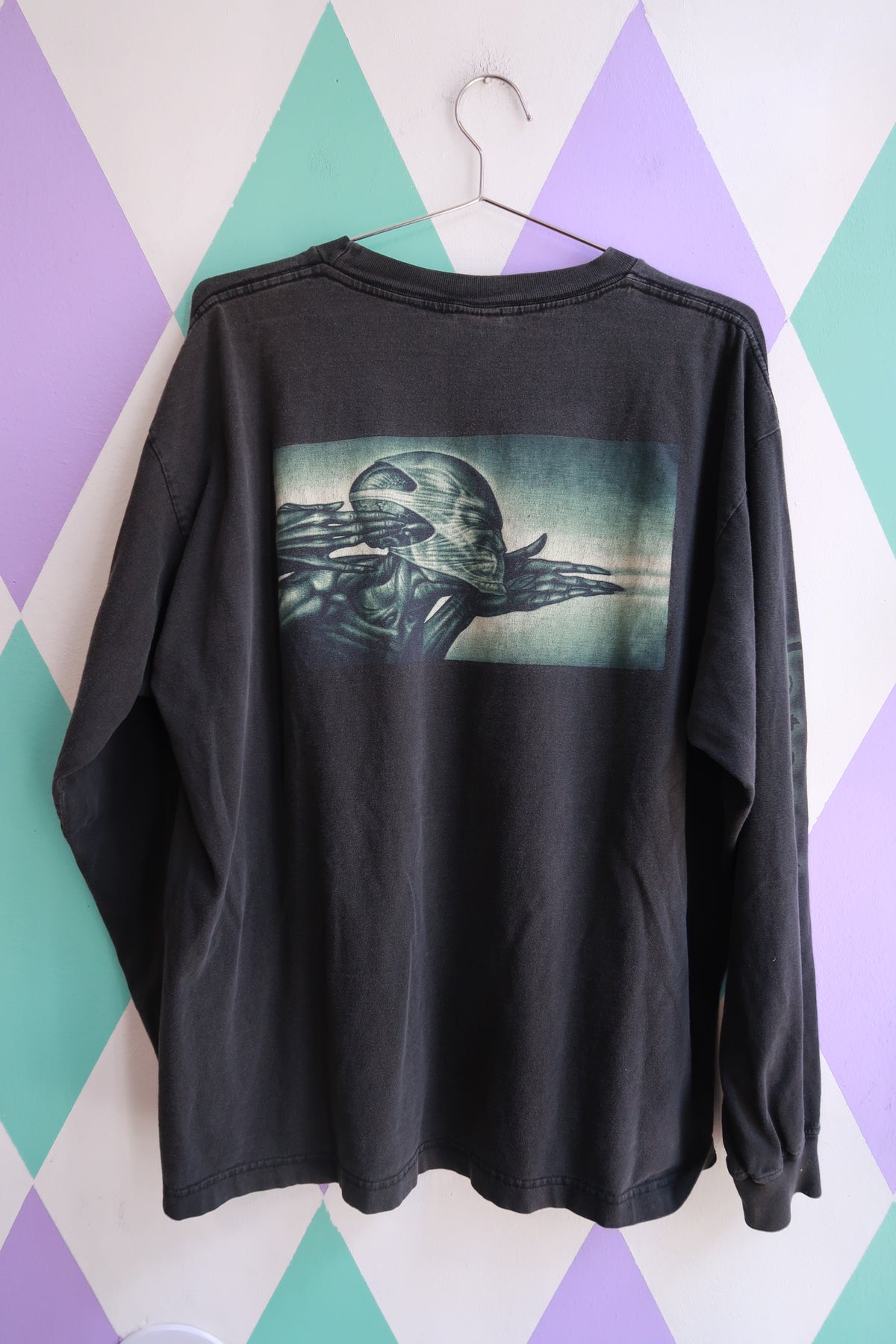 Men's vintage 2000s Elektra Vintage long sleeve graphic T-shirt with tool band design, casual style, and retro appeal.
