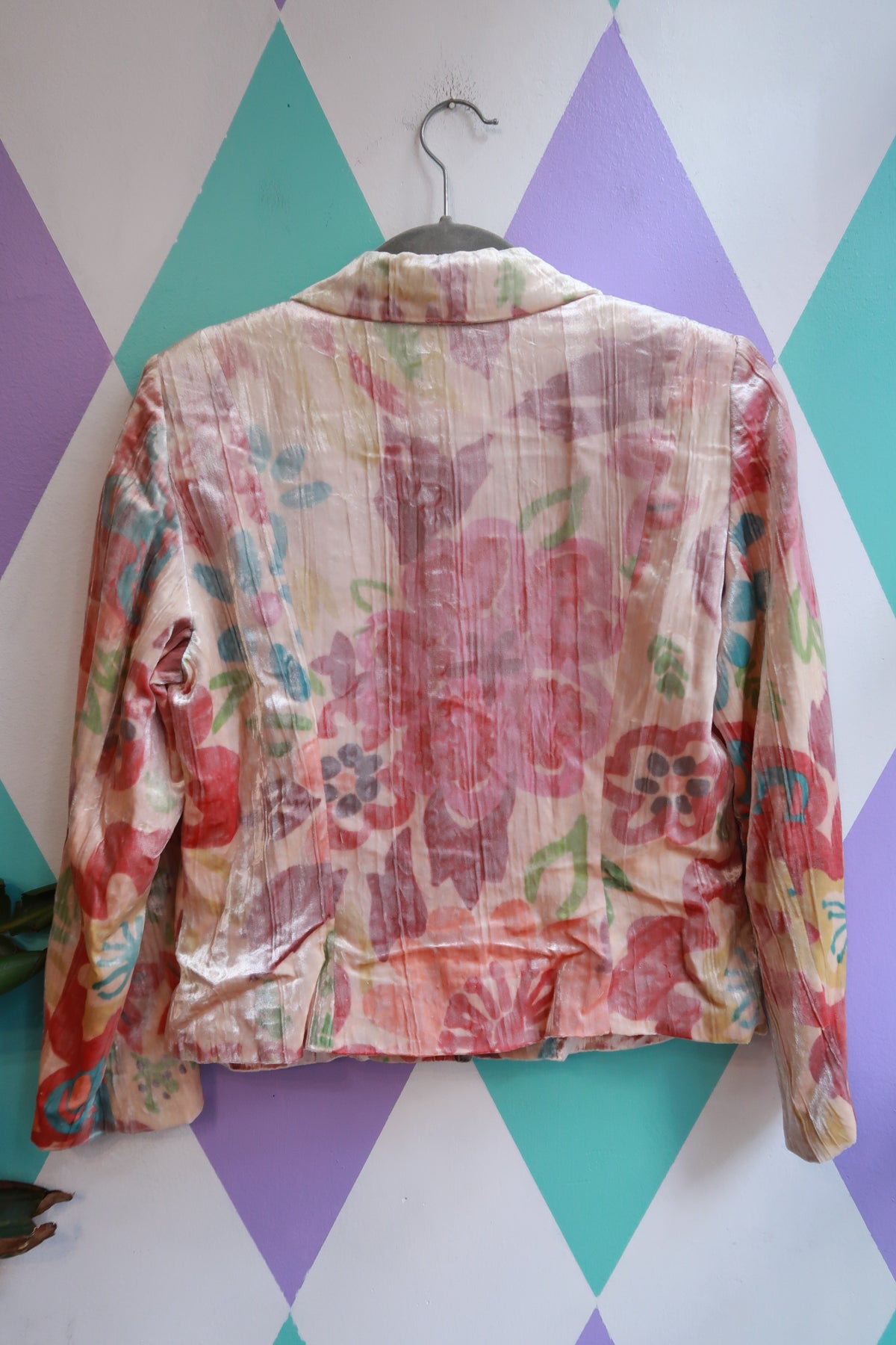 Women's vintage pastel floral crushed velvet blazer jacket by Elektra Vintage featuring a floral pattern and tailored fit.