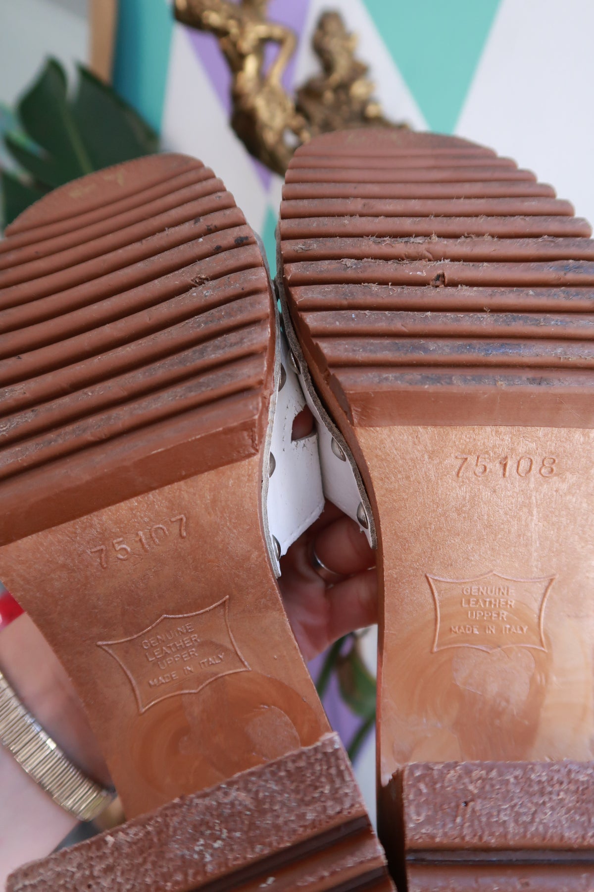 Vintage Italian leather wooden platform clogs by Elektra Vintage, showcasing classic craftsmanship and stylish design.